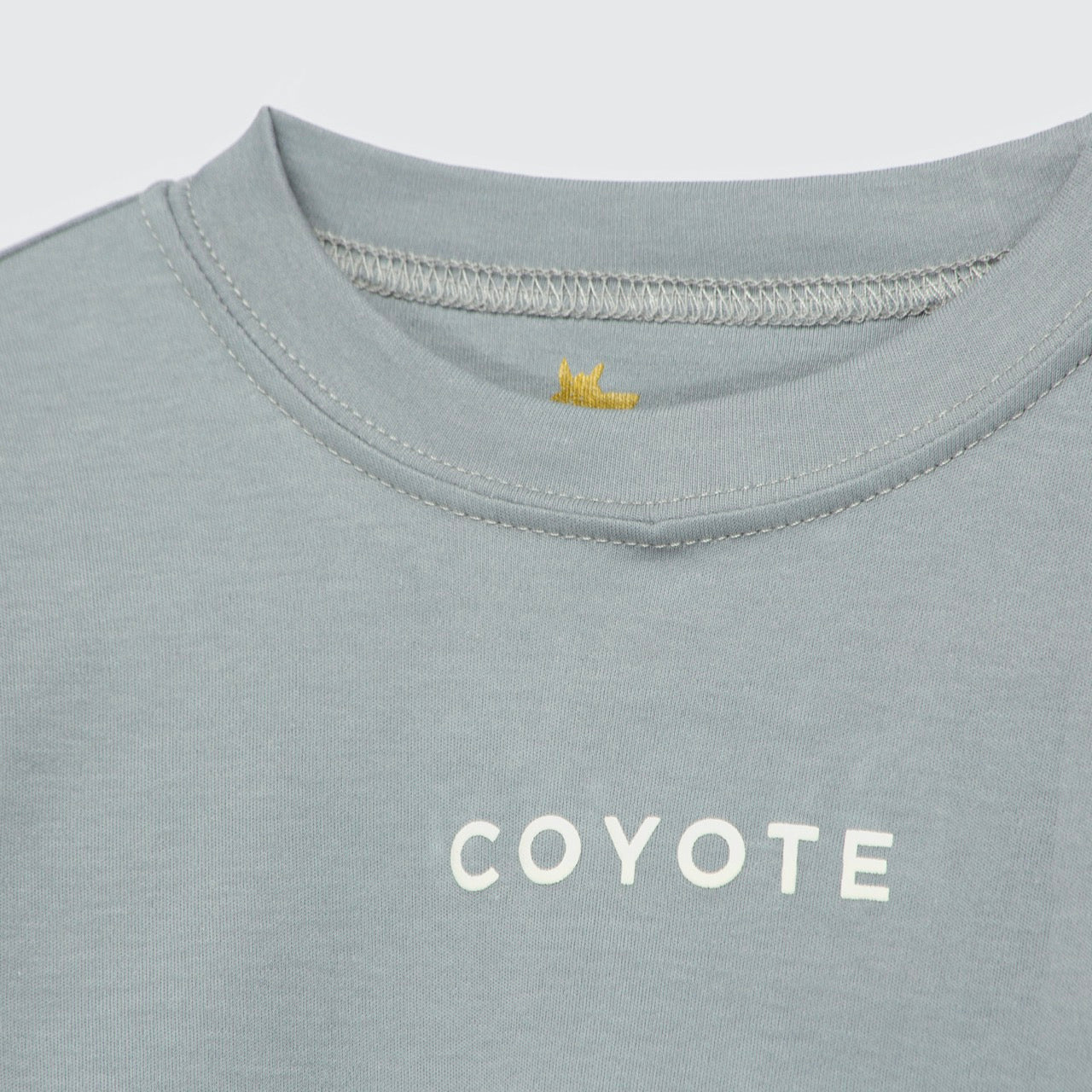 Polera gris Coyote blanco algodón peruano