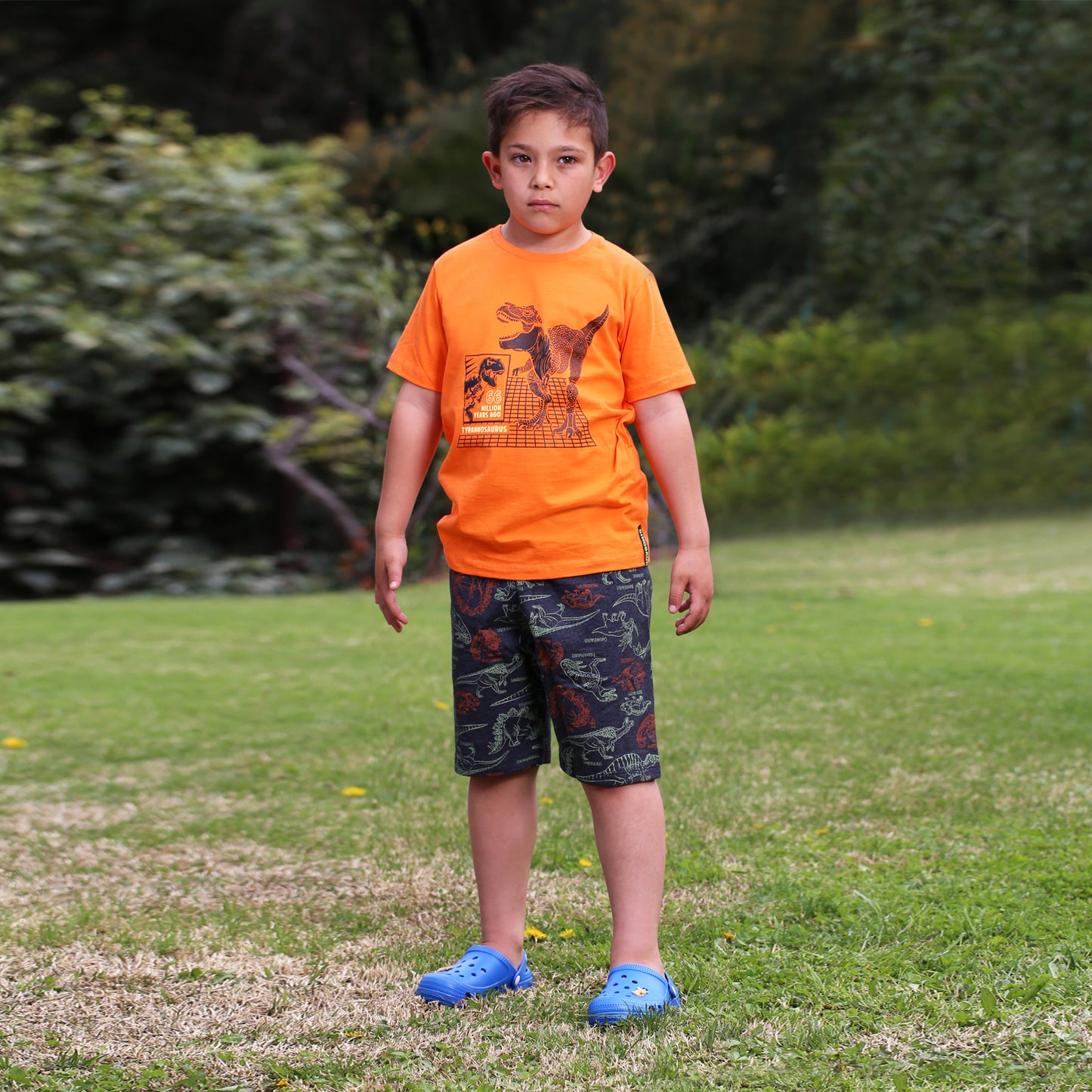 Conjunto polera naranja y short dinosaurio algodón